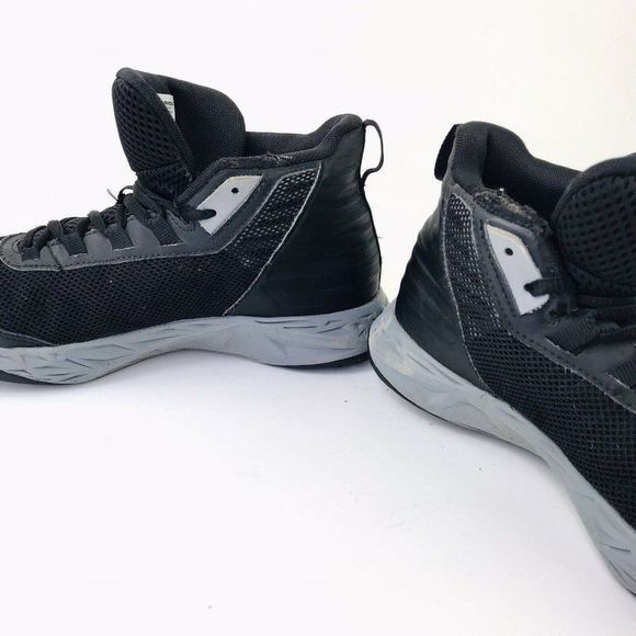 Under Armour BGS Jet 2018‎ Boys Size 5Y Black Basketball Shoes Lace Up 3020948 - Picture 5 of 8